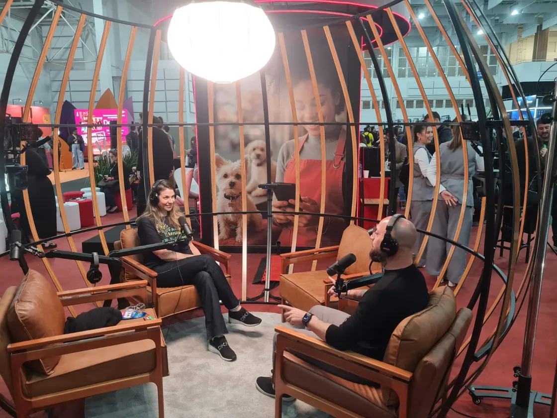 Bruno Pinheiro, CEO da PiaR Group, em entrevista de podcast institucional
