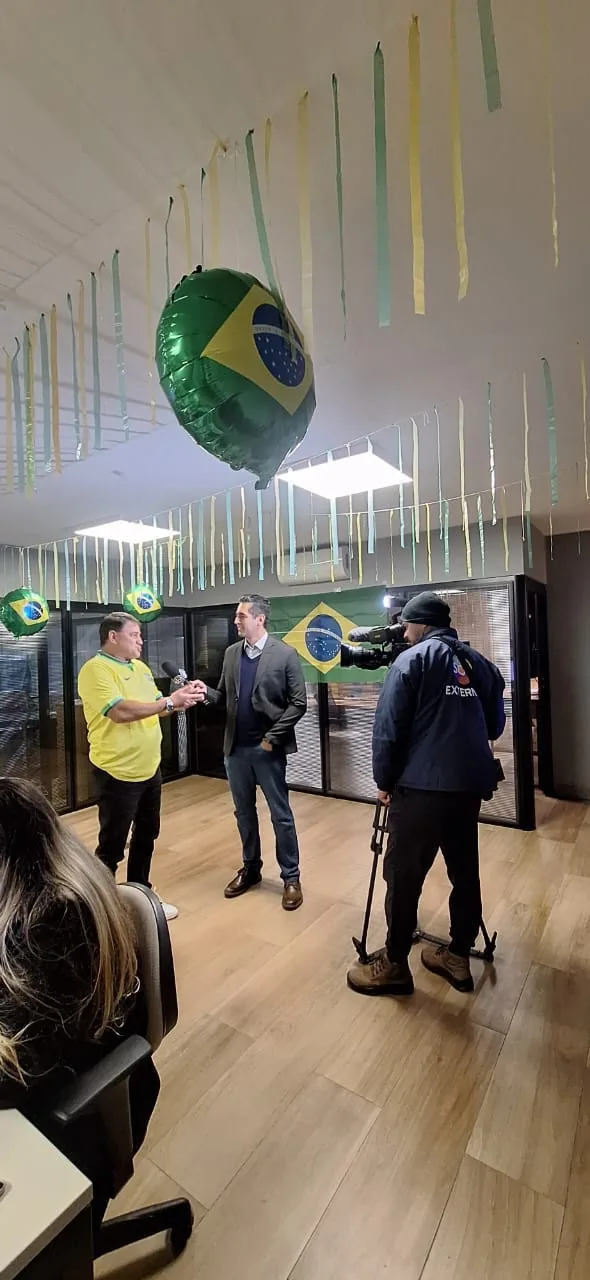 Equipe de externa do SBT grava entrevista na Skynova durante a Copa do Mundo