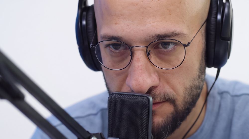Executivo diante do microfone durante a imersão